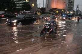 Tips: Cara Aman Berkendara Di Atas Genangan Air Hujan Jakarta